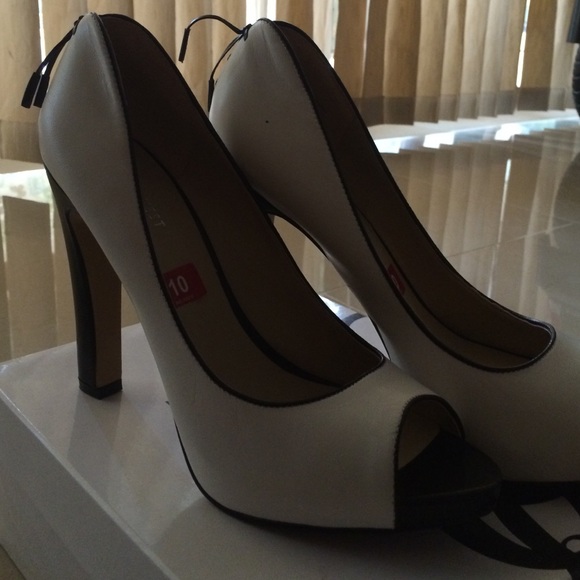 Brand new black and white open toes shoes