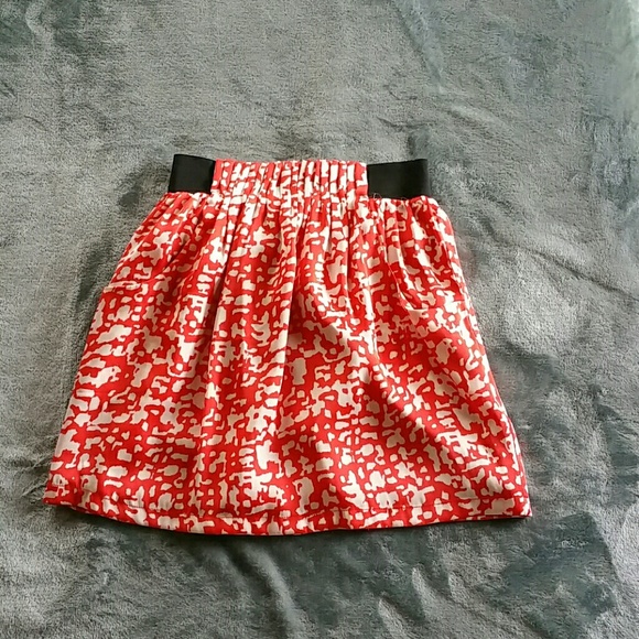 Patterned polyster skirt