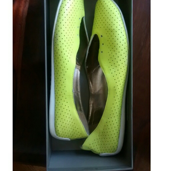 Super comfortable leather NEON flats!