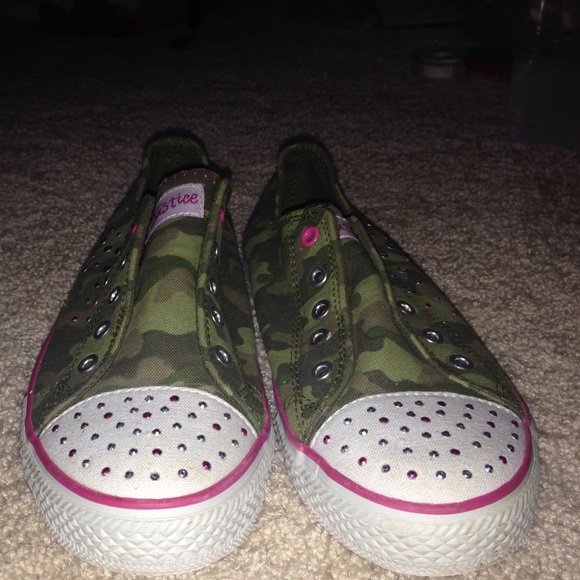 Convers - Picture 2 of 4