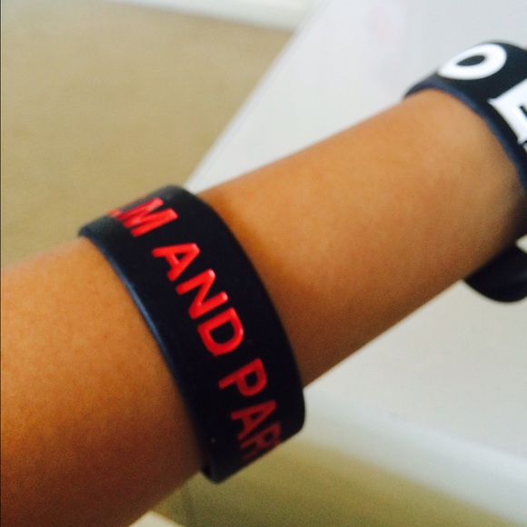 "KEEP CALM AND PARTY ON" wristband