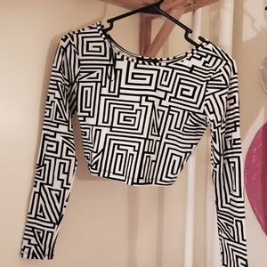 Long sleeve crop top with black&white maze prints