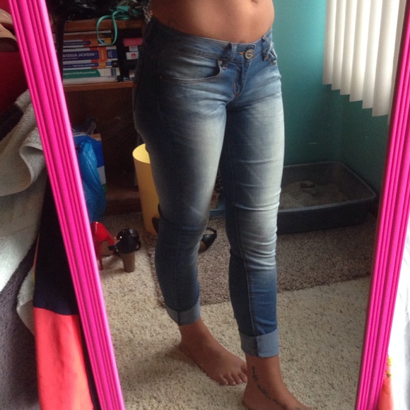 Distressed Cropped Stretch Jeans - Picture 4 of 4