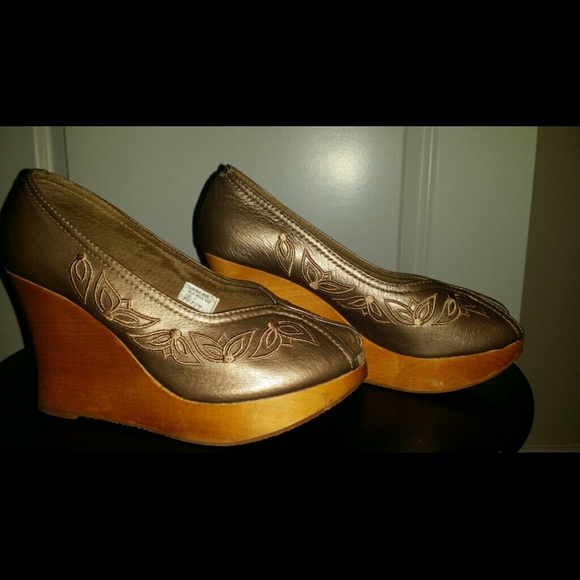 Leather Wooden Wedge w/Detailed Stitching