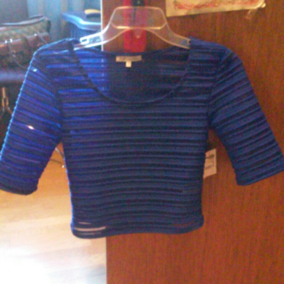 Half sleeve crop top