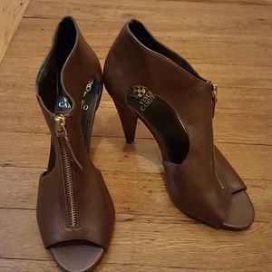 NWOT Vince Camuto brown peep toe bottie