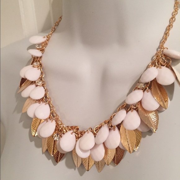 🚫SOLD🚫 white & gold leaf necklace - Picture 2 of 4