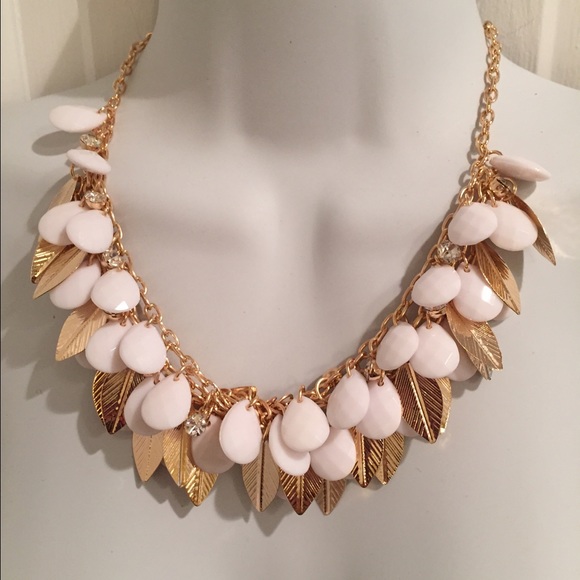 🚫SOLD🚫 white & gold leaf necklace - Picture 4 of 4