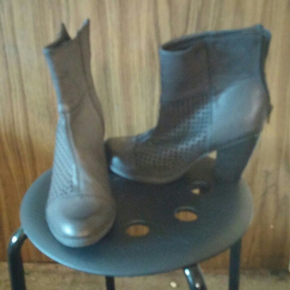 ⭐REDUCED⭐Cute pair of dark grey 7 Diba booties