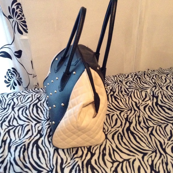 Black and white Quilted bag - Picture 2 of 4