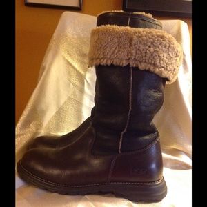 Ugg boots brown and tan inside ,barely worn
