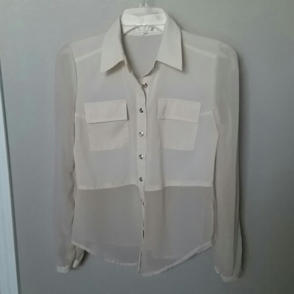 ❌ SOLD ❌Delicate light beige button up blouse.