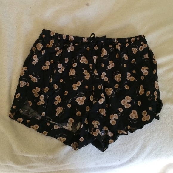 BRANDY MELVILLE "eve" sunflower soft shorts