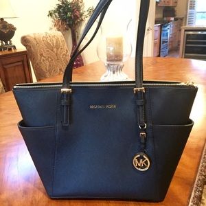 NWOT Michael Kors Jet Set Tote Black (Top Zip)