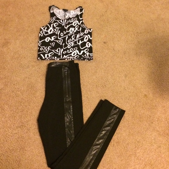 Black leggings with a leather strip down - Picture 3 of 3