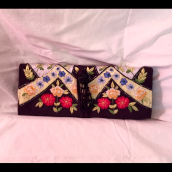 🌸Black Clutch w/ Flowers🌼 - Picture 2 of 4