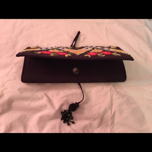 🌸Black Clutch w/ Flowers🌼 - Picture 4 of 4