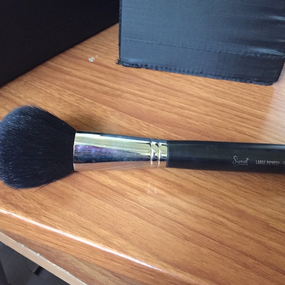 ❤️SOLD❤️Sigma f30 large powder brush!