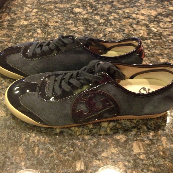 Dark blue TB casual tennis.