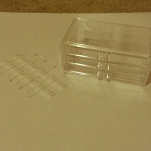 @beautyguruu Makeup storage & VS mist