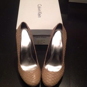 Calvin Klein nude scallop leather heels size 6.5