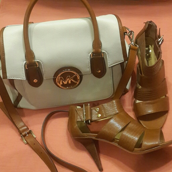 MICHAEL KORS SATCHEL. ( REDUCE) - Picture 2 of 3