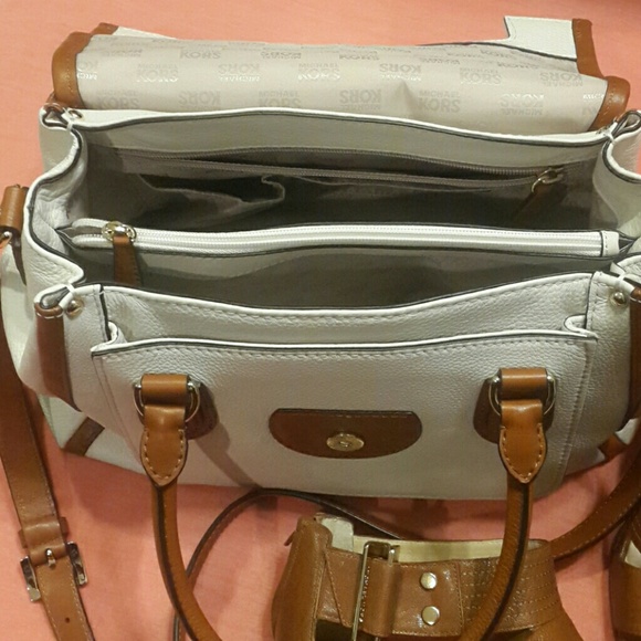 MICHAEL KORS SATCHEL. ( REDUCE) - Picture 3 of 3