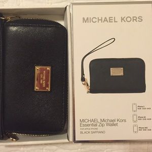 Michael Kors Essential Zip Wallet