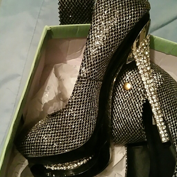 SILVER HIGH HEEL SHOES with Diamonds or Rhinestone - Picture 3 of 3