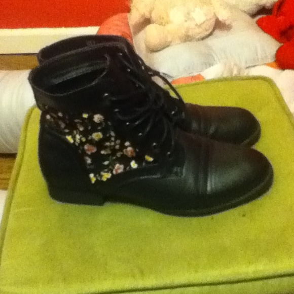 Cute ankle Combat boots :)