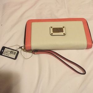 brand new guess wallet!