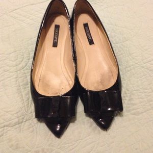 Shiny black pointy toed flats