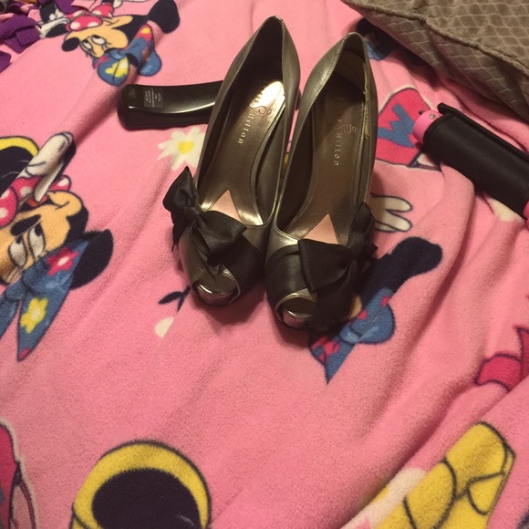 Paris Hilton heel