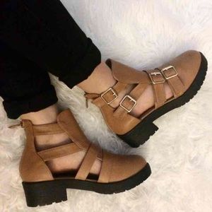 Gladiator sandals with small heels