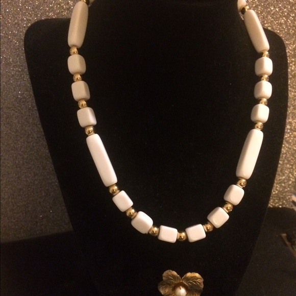 Vintage Jewlery beautiful, in great condition!