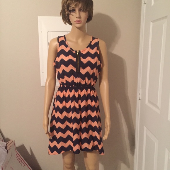 ⭐️5 STAR rated HP 01/04 🎉 ECHO LAKE chevron dress - Picture 3 of 5