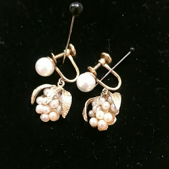 Vintage gold & pearl screw back earrings