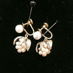 Vintage gold & pearl screw back earrings