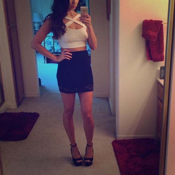 (4 for $40) White criss cross crop top