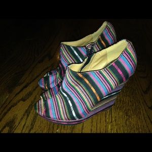 Multi color canvas wedge