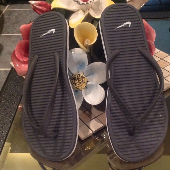 ❤️NO TRADE ❤️ NWOT NIKE FLIP FLOPS - Picture 1 of 3