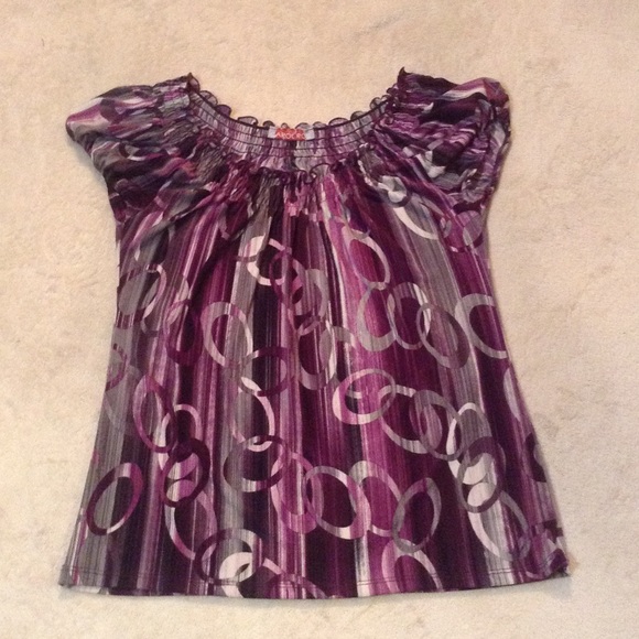 ⛔️SOLD⛔️Cute top - Picture 2 of 2