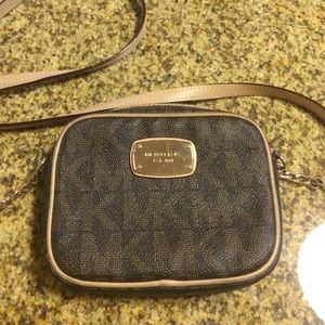 Michael Kors jet set logo cross body!