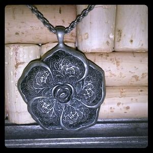 Detailed Flower necklace