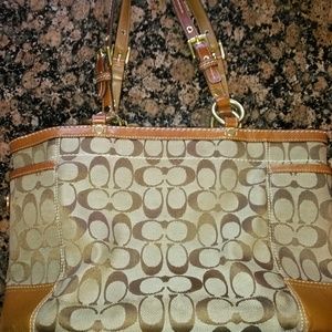 🚫 SOLD 🚫 Authentic Coach Signature Tote