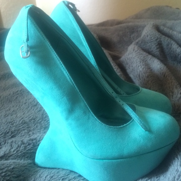Mint green heels. Bought for Vegas. Never worn.