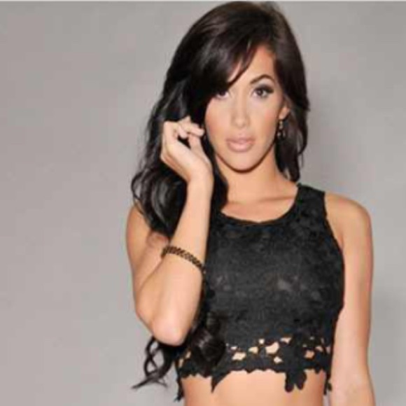 Tops - Cute cropped Lacey top nwot