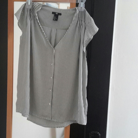 Black and white stripe top
