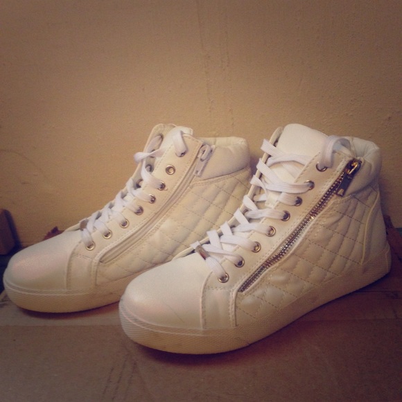 NWOT White Steve Madden caffeine sneakers