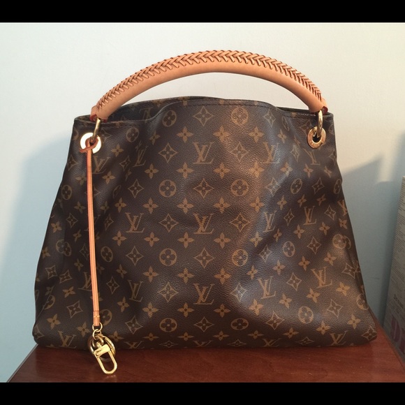 Louis Vuitton Handbags - Louis Vuitton Artsy MM. REDUCED.